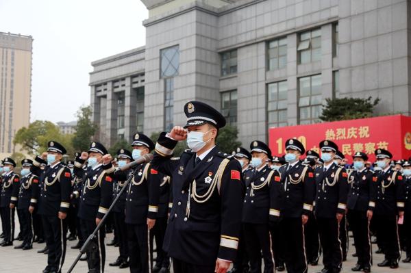 市局隆重举行“公安心向党 护航新征程”庆祝中国人民警察节升警旗仪式